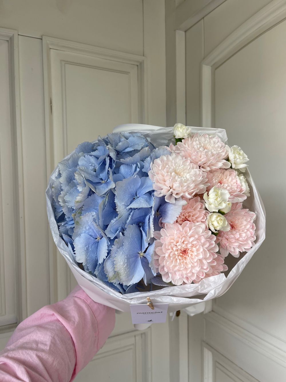 Букет с гортензией и персиковой хризантемой