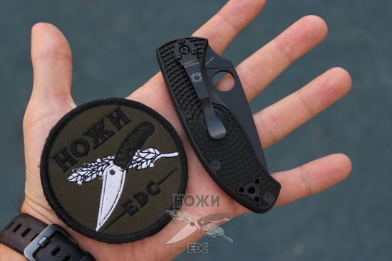 Складной нож Spyderco Tenacious Lightweight 122SBBK c клинком из стали 8Cr13MoV, рукоять FRN