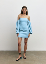 Голубое платье с открытыми плечами