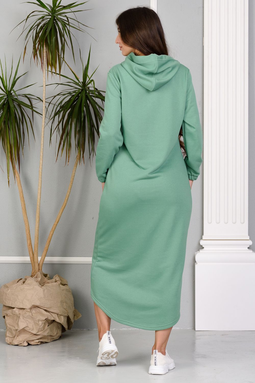 Платье полуприлегающего силуэта, выполнено из плотной х/б ткани