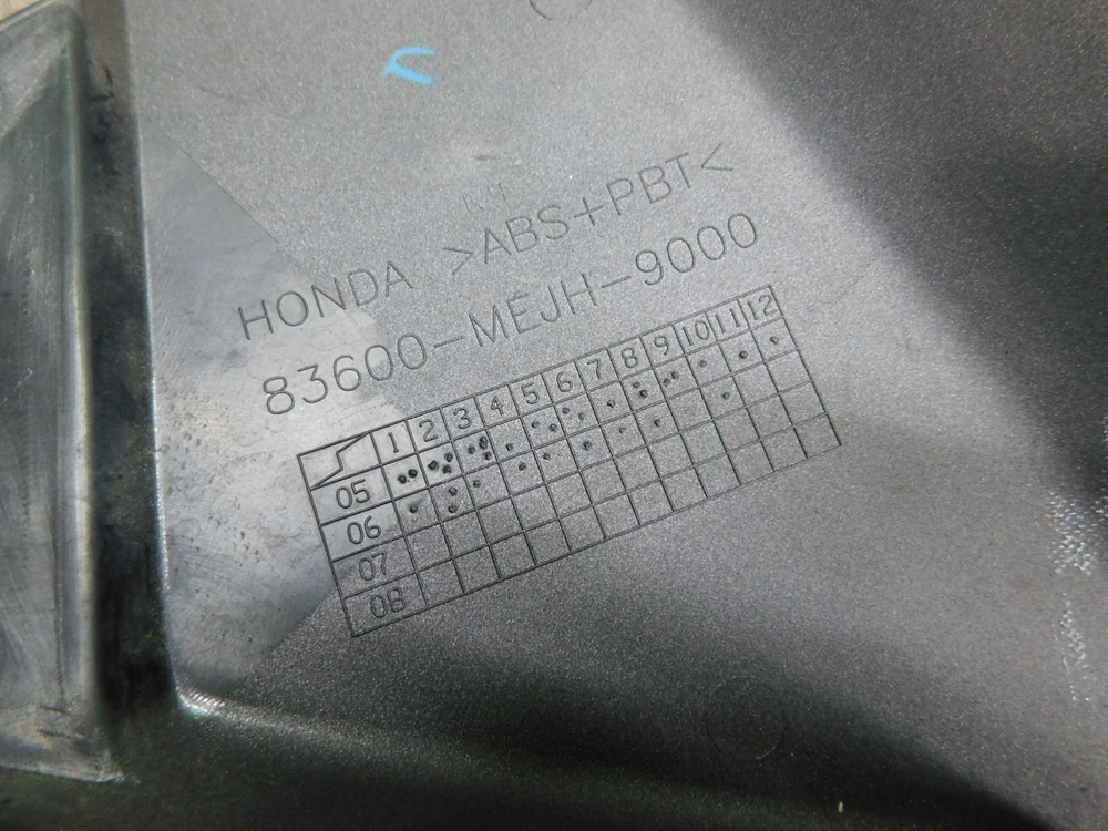 Пластик боковой правый Honda CB1300 83600-MEJH-9000 033918