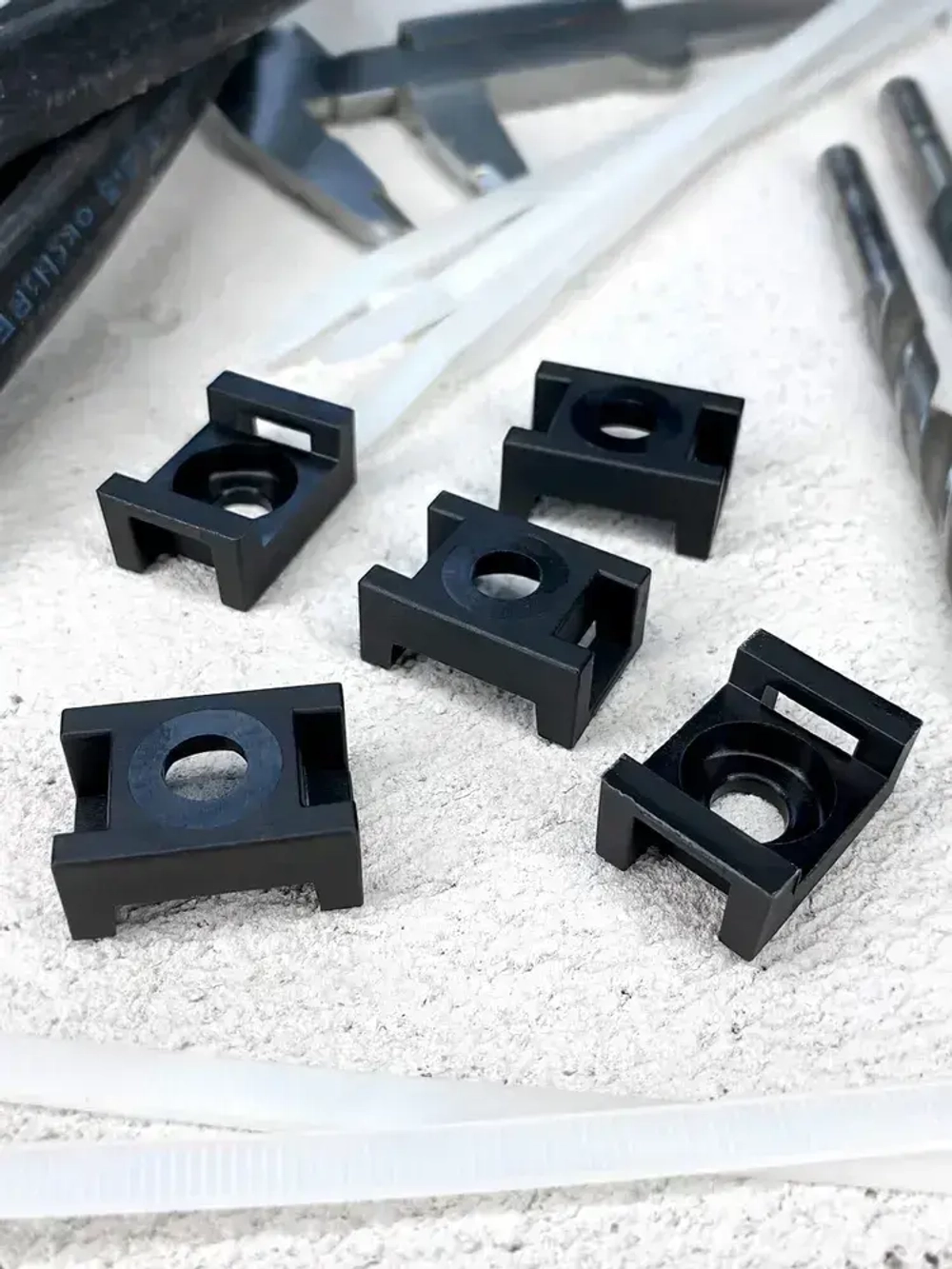 Площадка под хомут DM PLAST Чёрная 23х16 мм., Полиамид, 100шт.