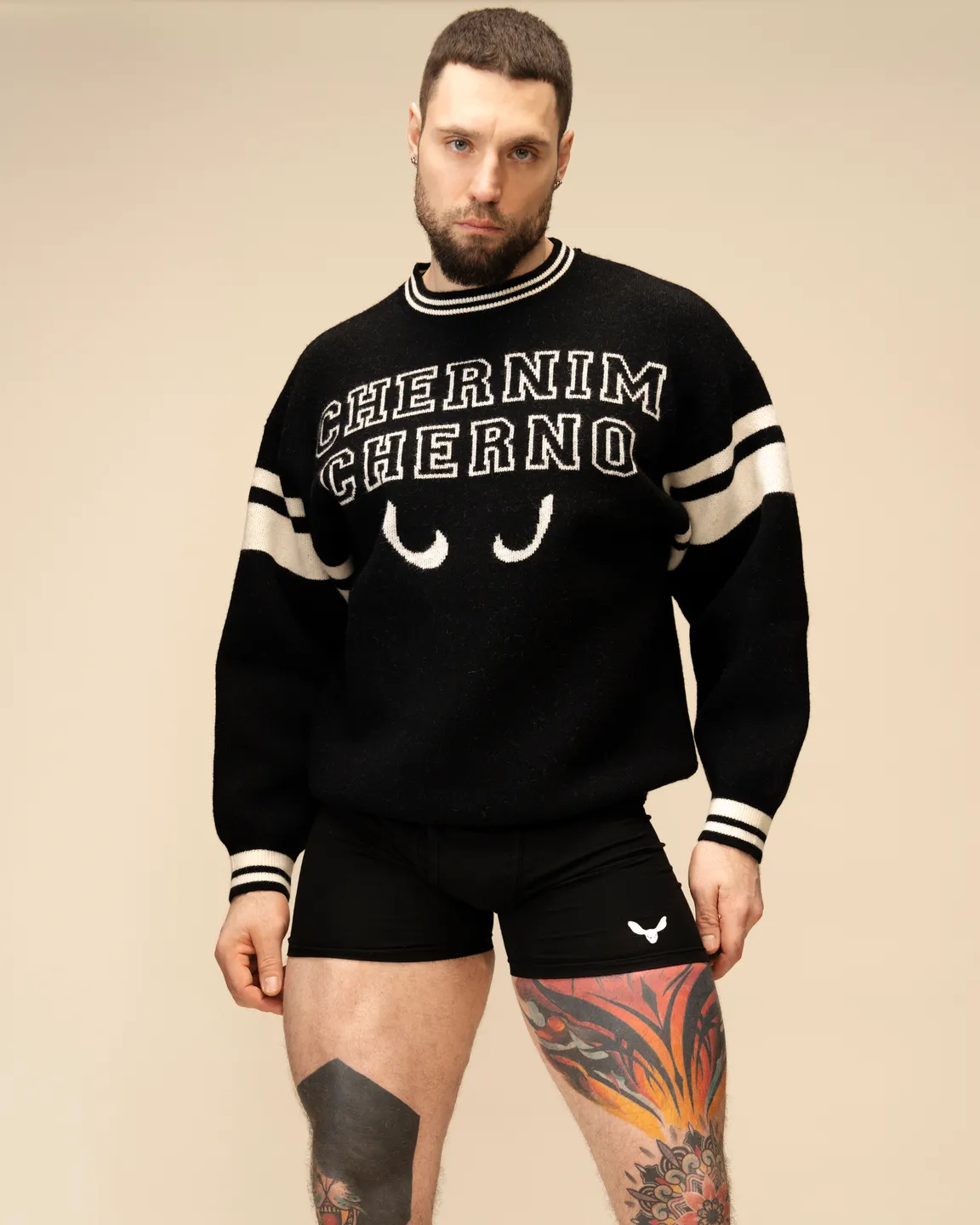 Черный свитер 