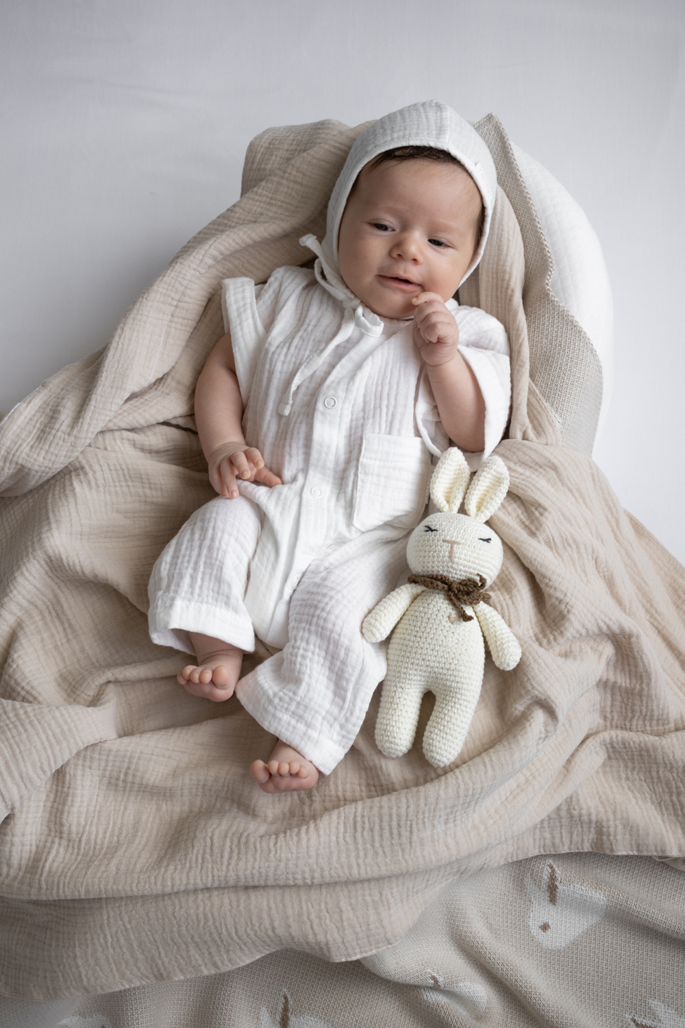 Песочник и чепчик, Белый