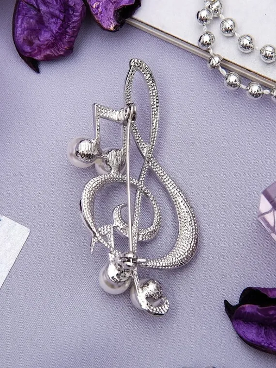 Брошь "Скрипичный ключ" с жемчужными нотками, цвет белый в серебре