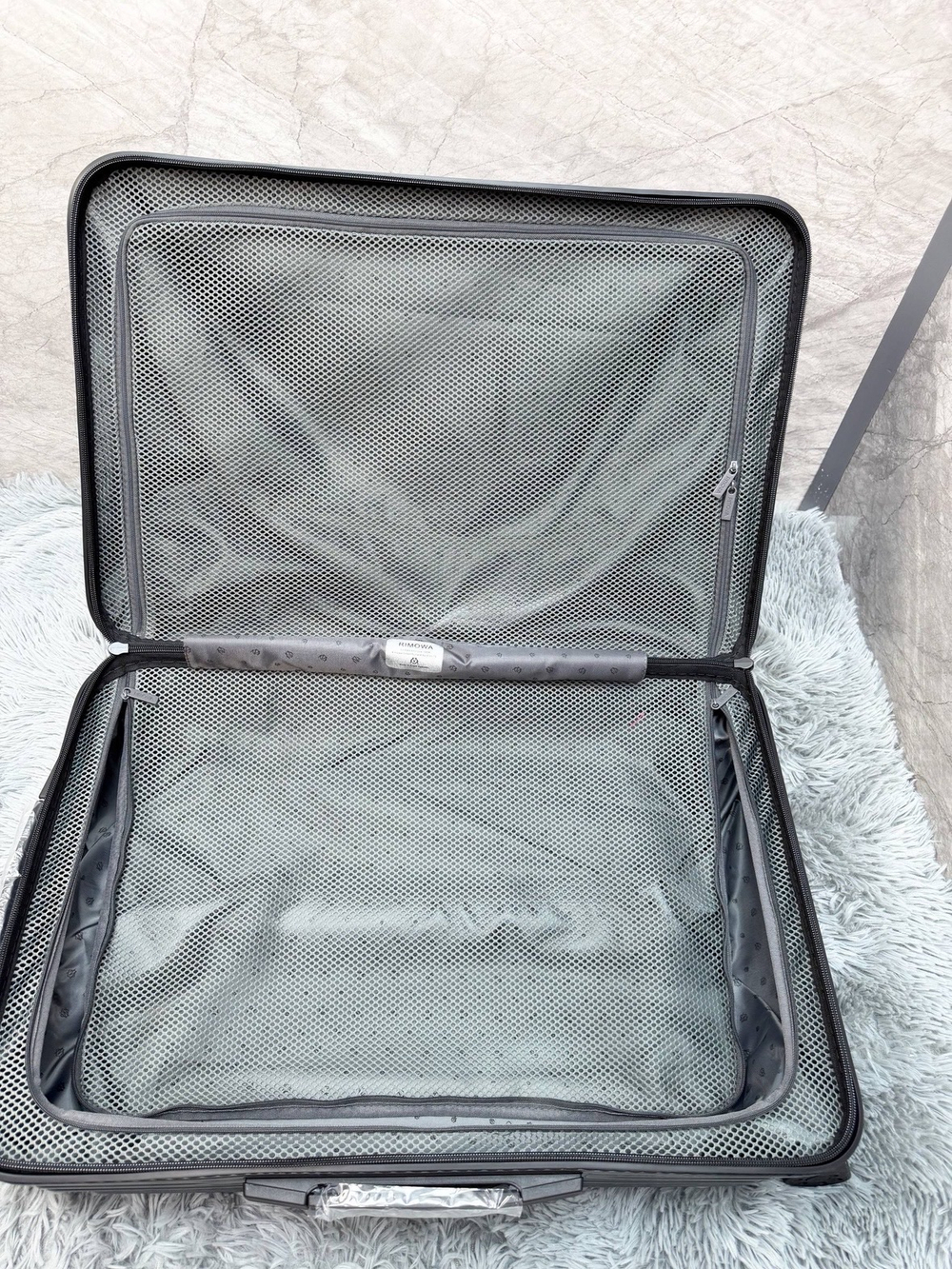 Дорожный чемодан Rimowa Essential Lite