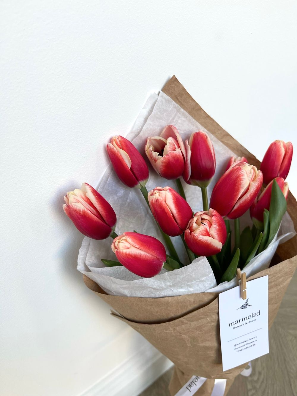 Кулек из 11 красно-белых тюльпанов