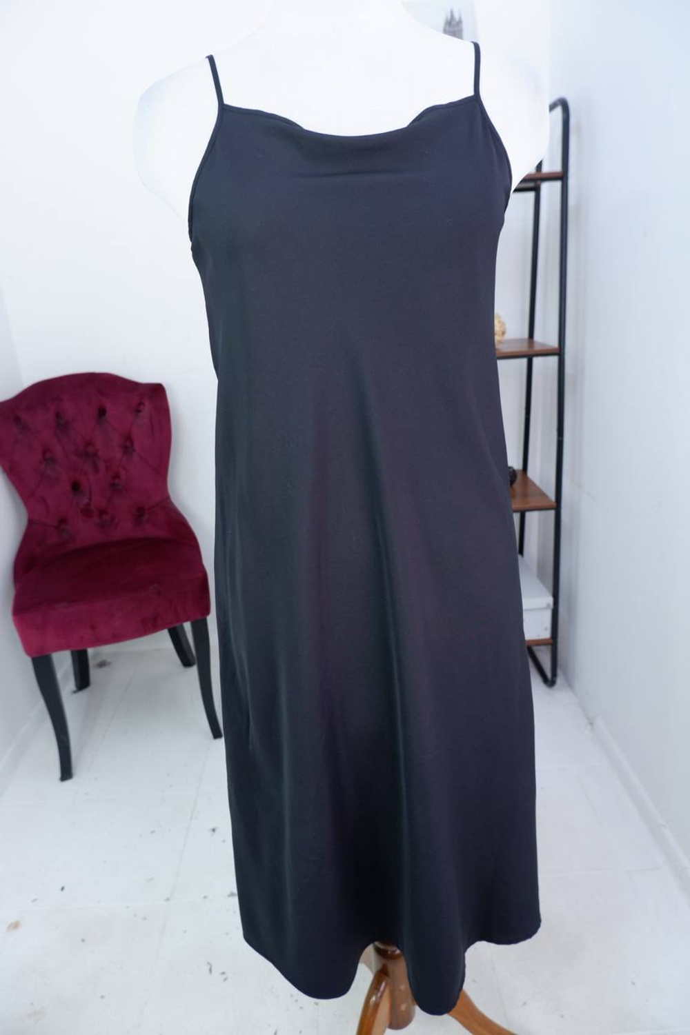 Платье в бельевом стиле, стильно смотрится с рубашкой или свитером сверху 46-48 размер