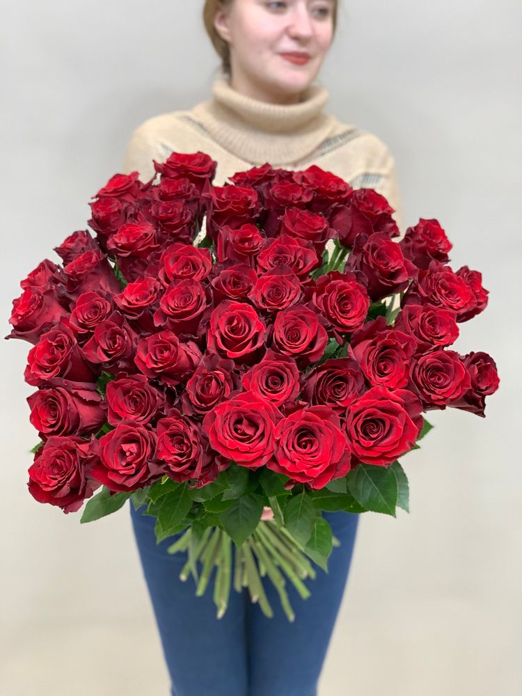 Букет 55 красных роз Эквадор 50см в ленте
