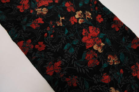 Жаккард черный с красными цветами