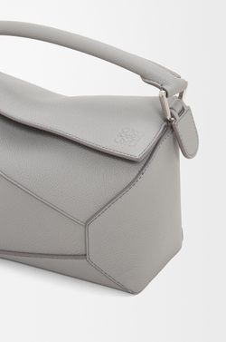Loewe Маленькая сумка Puzzle Edge из мягкой зернистой телячьей кожи, жемчужно-серый