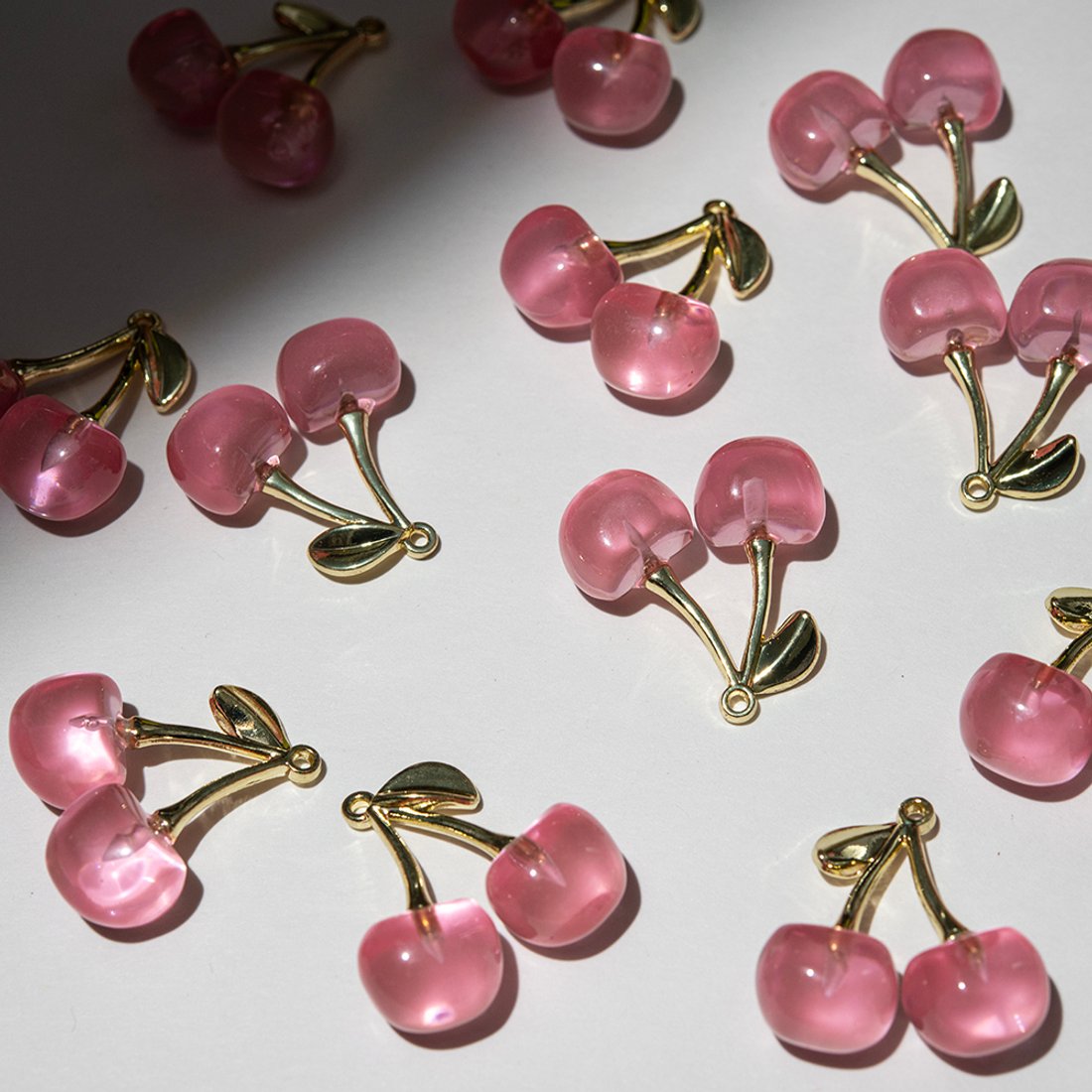 Подвеска "Розовые вишенки", 31*29мм, позолота, акрил