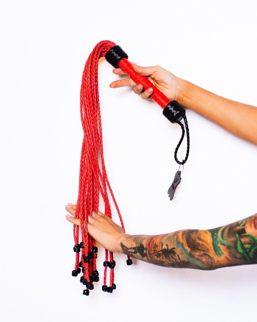 Красно-черный флоггер Scandal из натуральной кожи с бусинами на концах - 80 см. (Цвет: черный)