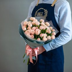 Букет пионовидных кустовых роз