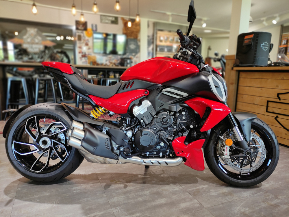 Ducati Diavel V4 (2025) RED