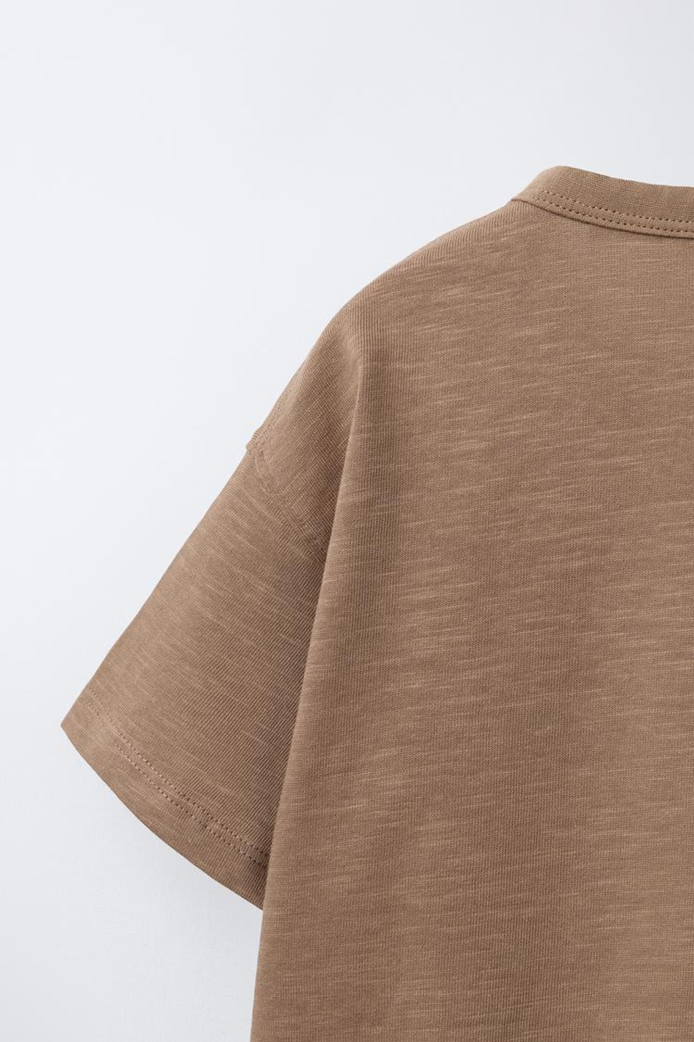 ZARA БАЗОВАЯ ФУТБОЛКА С ПУГОВИЦАМИ, КОРИЧНЕВЫЙ