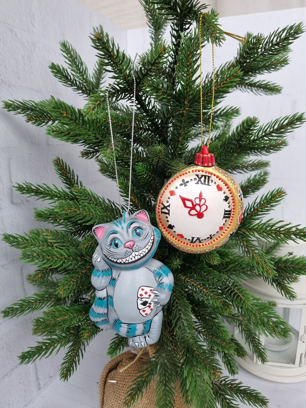 Часы из Алисы ёлочная игрушка из фарфора