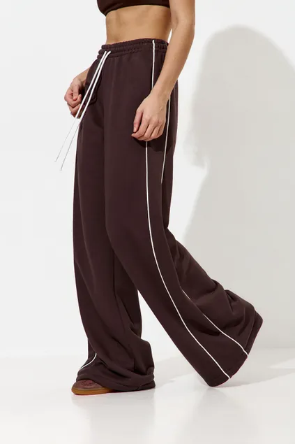 Широкие джоггеры с кантом цвета шоколад