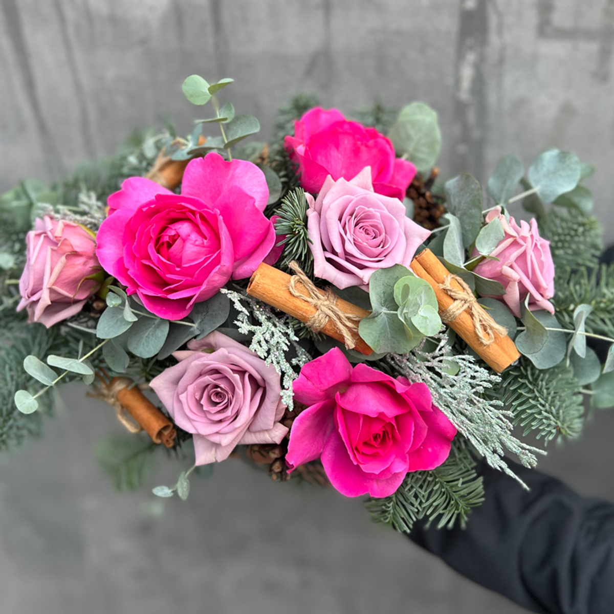 ❄ Изумрудное сияние — новогодняя композиция интерьерных лунных и ароматных пионовидных роз