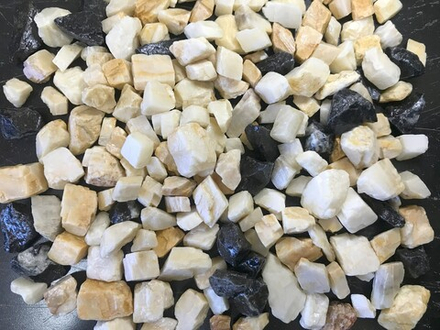 Мраморная кубовидная крошка слоновая кость эффект "Мокрый камень" 4-8, 8-16, 16-22 мм (На фото 8-16 мм)