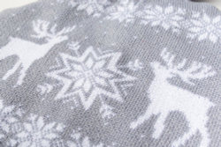 Шапка цветная с помпоном "Северные олени"