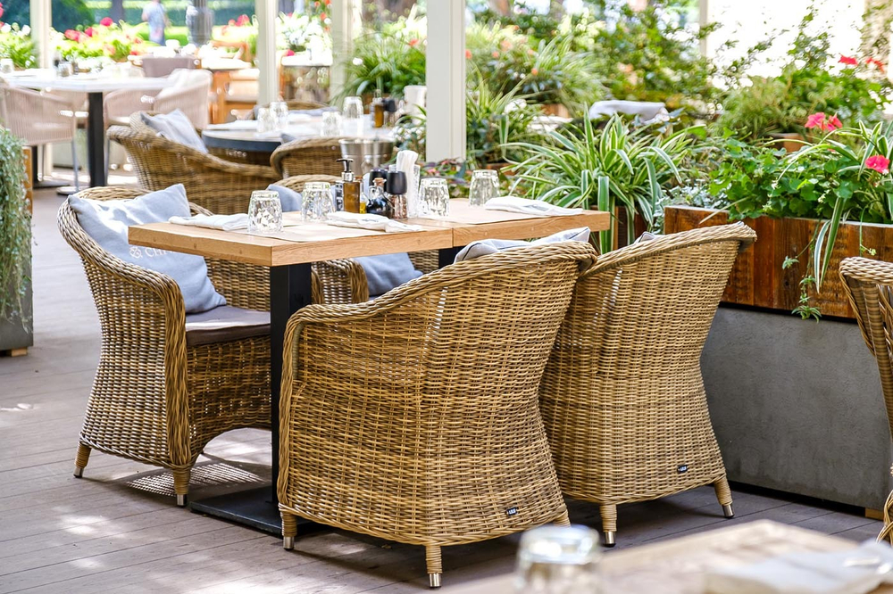 "Равенна" плетеное кресло из искусственного ротанга, цвет соломенный с серой подушкой