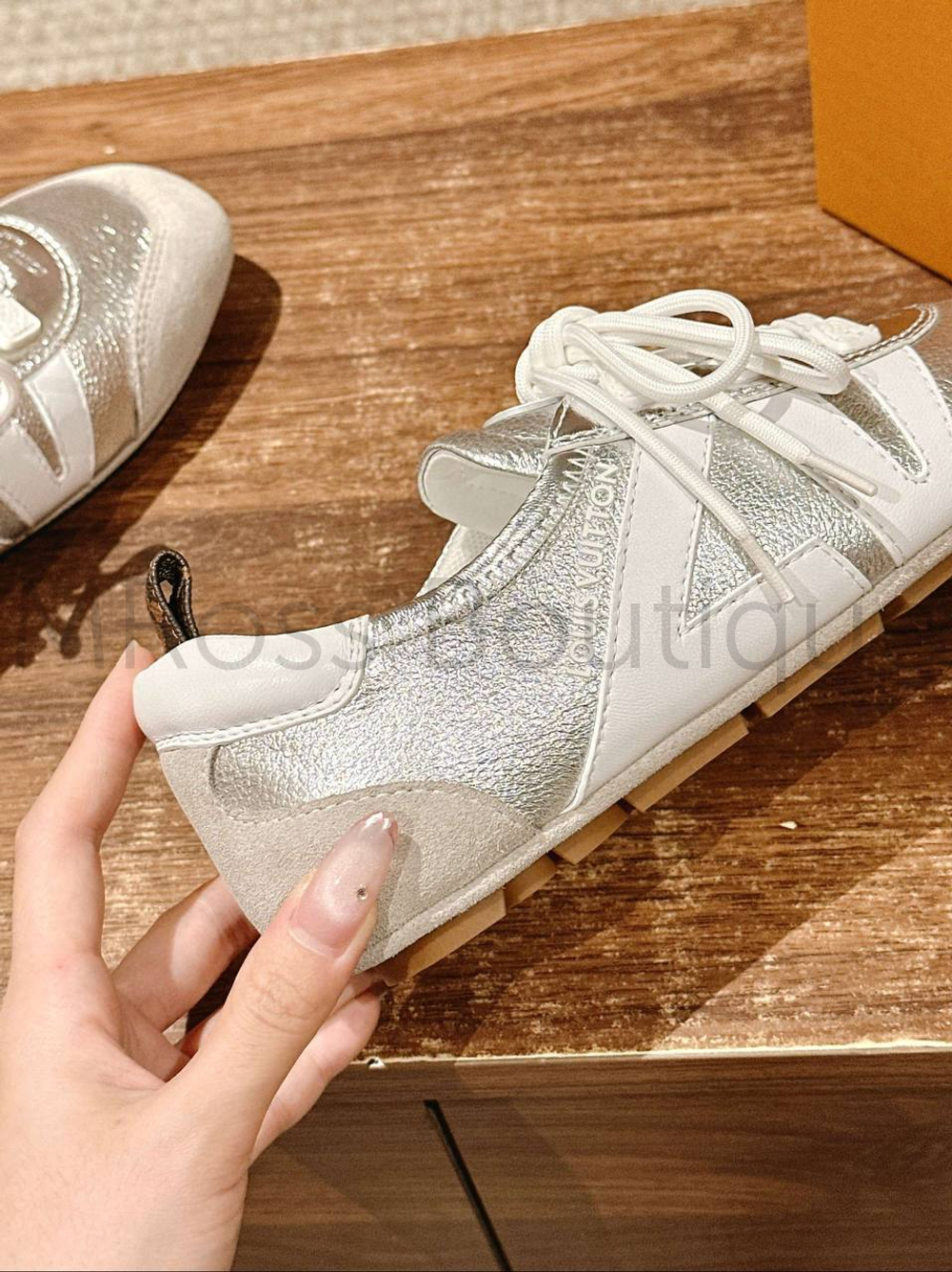 Женские кроссовки Louis Vuitton Sneakerina серебряного цвета с инициалами