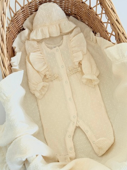 Комбинезон и чепчик