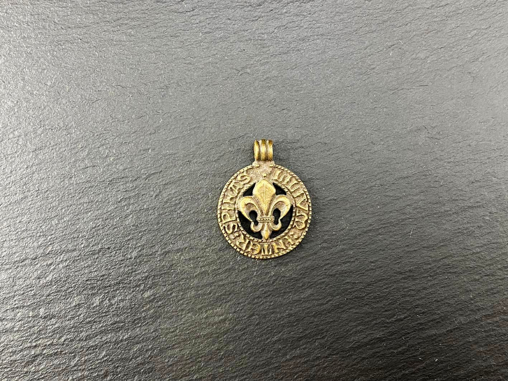 Подвеска. Лилия