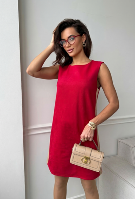 Красное женское платье-сарафан из экозамши с бежевыми боковыми вставками