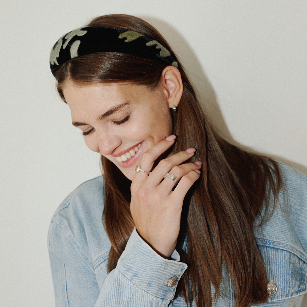 Черный ободок с зеленой вышивкой