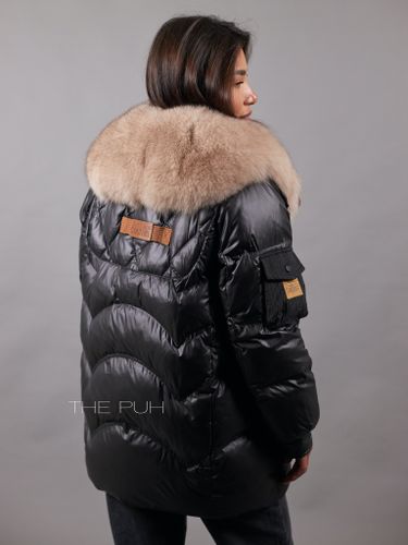 Черный женский пуховик с меховым воротником бежевого цвета
