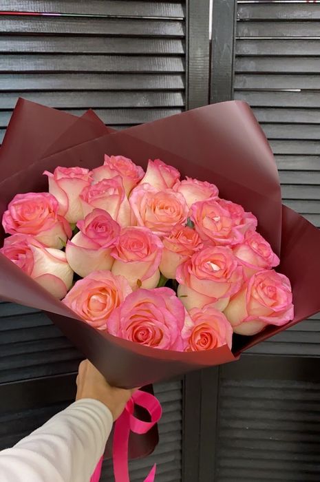 Букет из 19 голландских роз 60 см в стильном оформлении (цвет роз на выбор) #20899