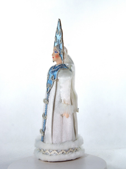 Фарфоровая кукла коллекционная Снегурочка в белой шубе и резном кокошнике. Новогодняя игрушка под ёлку ручной работы