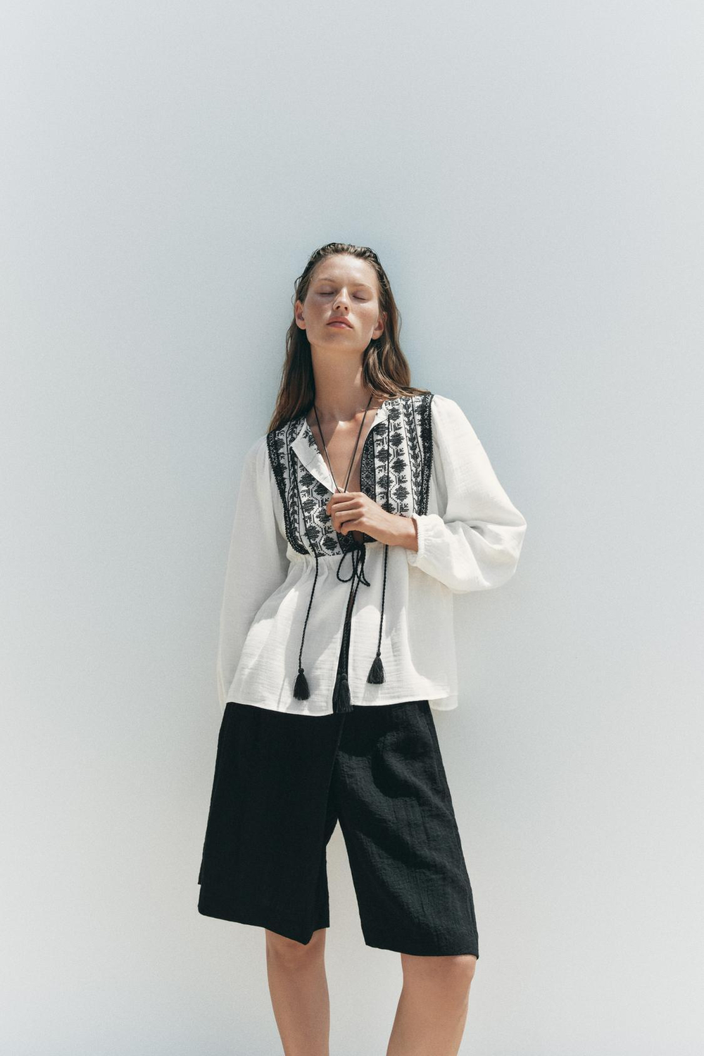 ZARA КУРТКА С КОНТРАСТНОЙ ВЫШИВКОЙ, БЕЛЫЙ/ЧЕРНЫЙ