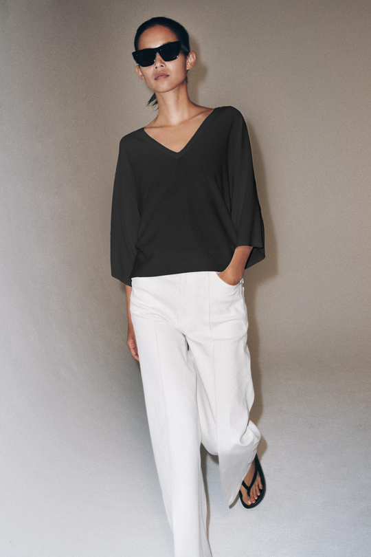 ZARA ФУТБОЛКА С V-ОБРАЗНЫМ ВЫРЕЗОМ, ЧЕРНЫЙ