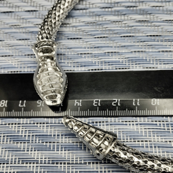 Чокер колье "Змея" серебристый металлический с кристаллами.