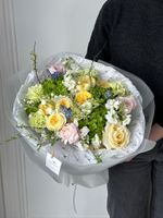 Букет сборный из кустовых пионовидных роз, ранункулюсов, скабиозы, маттиолы и веток спиреи