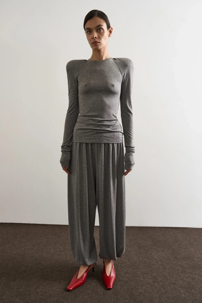 Лонгслив с акцентным плечом Layer