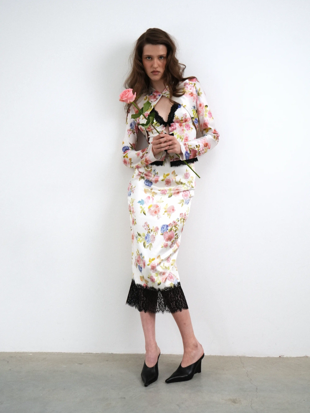 Черри (Cherry), жакет из молочного атласа с цветочным принтом