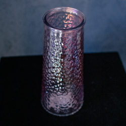 5. Розовая стеклянная ваза с бензиновым блеском