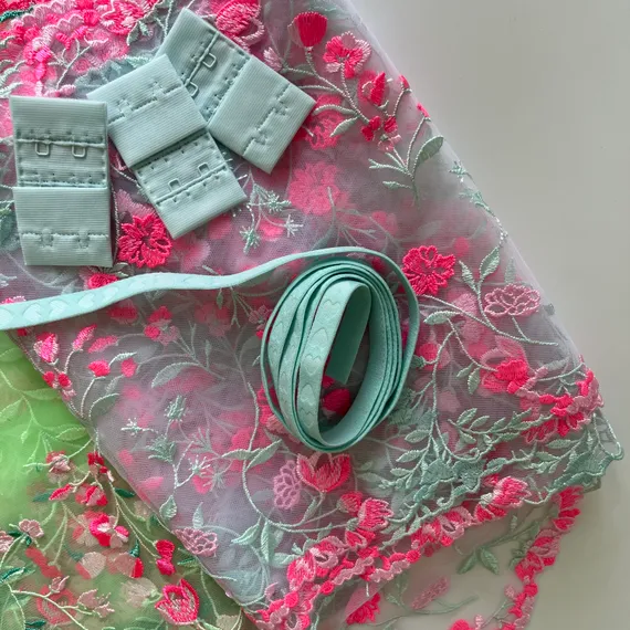 Вышивка на сетке белая/ментол 23 см