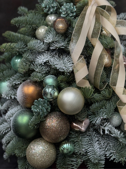 Новогодняя композиция из нобилиса "Елочка ручной работы", оформленная в золотых, бронзовых и изумрудных оттенках, 55-60 см