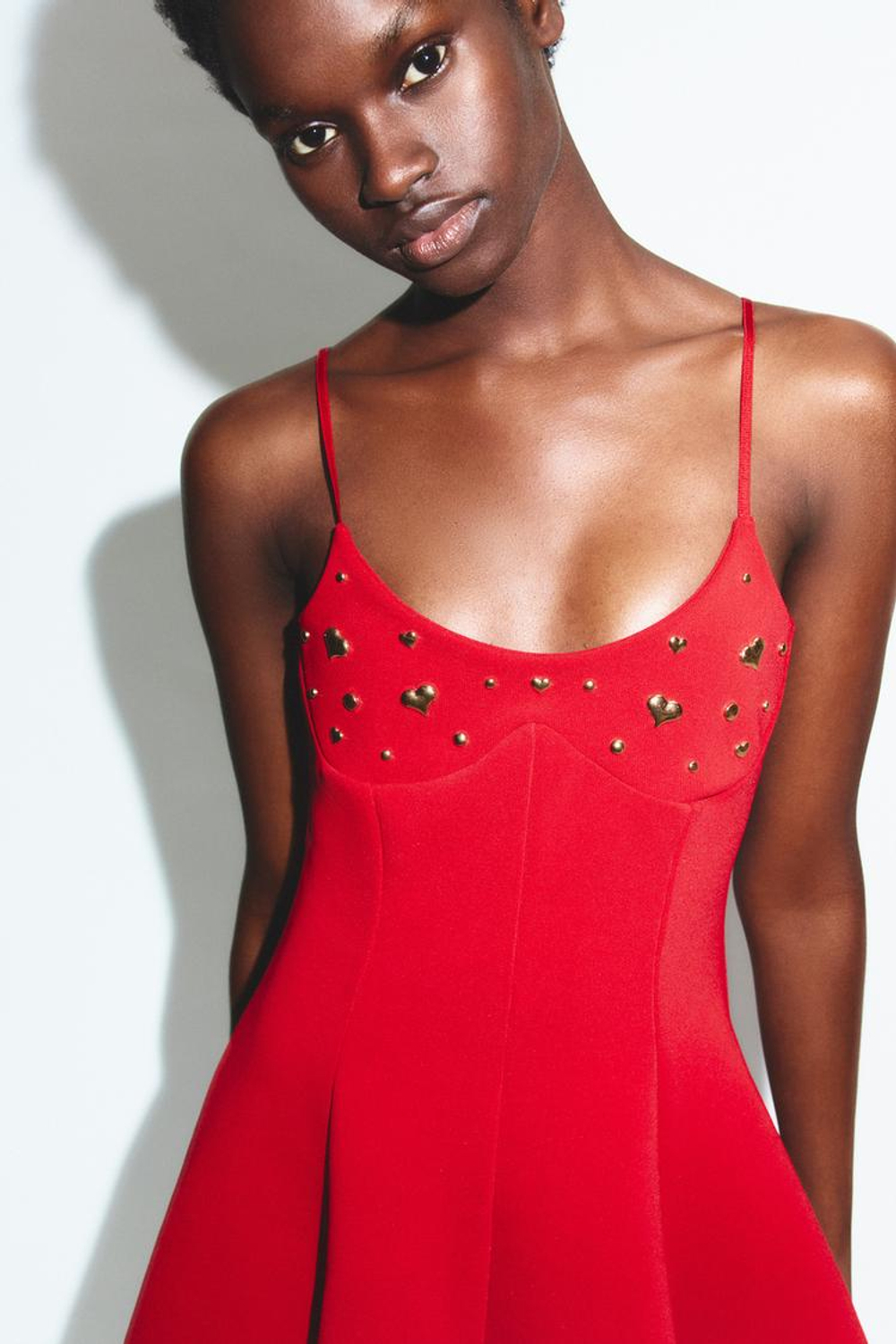 ZARA ЭЛАСТИЧНОЕ ПЛАТЬЕ С СЕРДЕЧКАМИ, КРАСНЫЙ