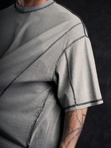 Серая оверсайз футболка с вывернутыми швами