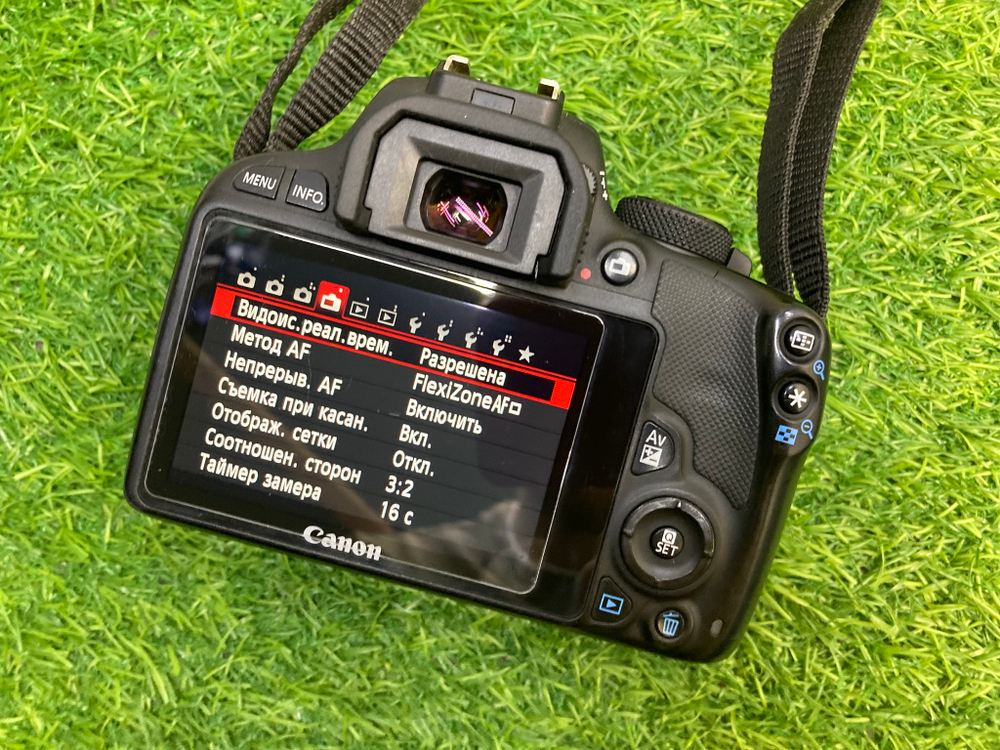 Canon 100D + 18-55mm STM