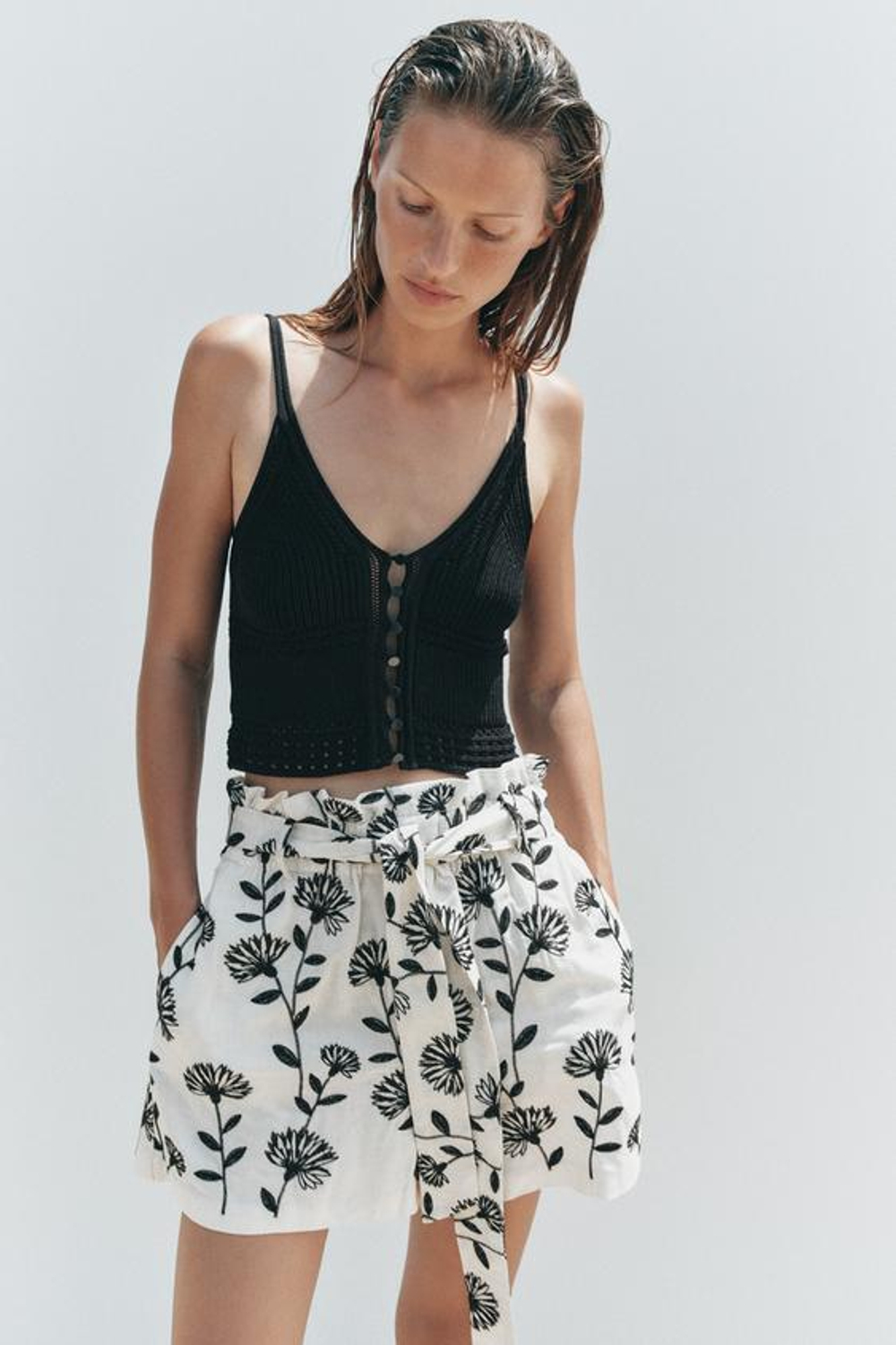 ZARA ШОРТЫ-БЕРМУДЫ PAPER BAG С ВЫШИВКОЙ, ЭКРЮ/ЧЕРНЫЙ