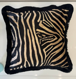 Подушка бархатная с принтом шкуры зебры