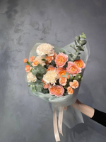 Букет кустовых пионовидных роз и диантусов
