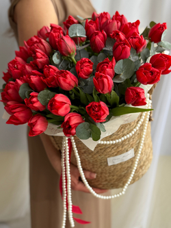 Роскошные пионовидные тюльпаны красного оттенка и эвкалипт в стильной корзине от Флора Маркет